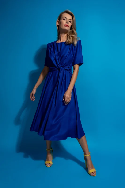 Elegancka połyskująca sukienka midi w kolorze niebieskim, z rozkloszowaną spódnica i poduszkami. Idealna na wesele.