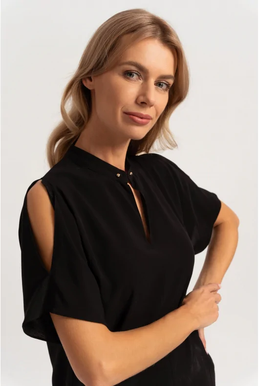 Elegancka czarna bluzka z wiskozy z luźnym rękawem i rozcięciem w kształcie łezki. Stylizacja do biura.