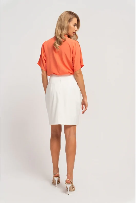 Elegancka pomarańczowa bluzka z wiskozy z luźnym rękawem i rozcięciem w kształcie łezki. Stylizacja do biura.