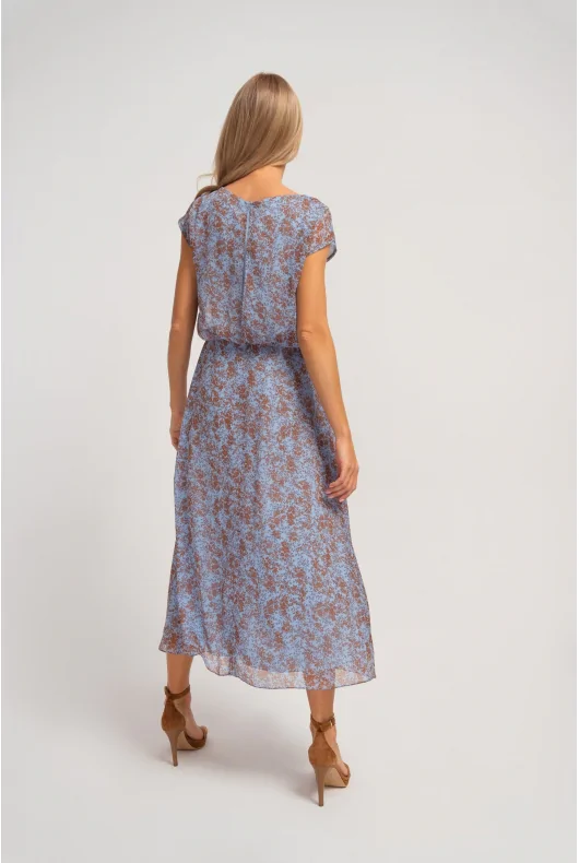 Zwiewna niebieska sukienka maxi we wzory, o luźnym kroju z podkreśloną talią.