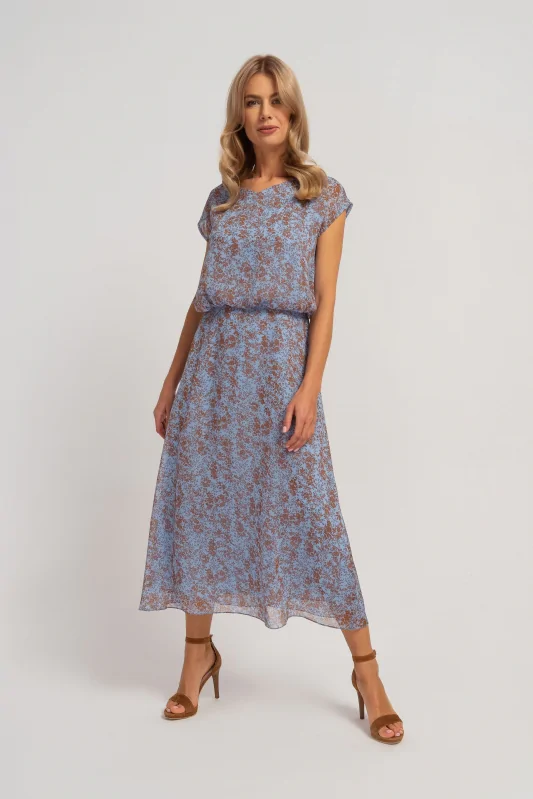 Zwiewna niebieska sukienka maxi we wzory, o luźnym kroju z podkreśloną talią.