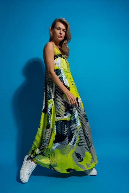 rozkloszowana, neonowa sukienka oversize o długości maxi z wiskozy, w limonkowy wzór