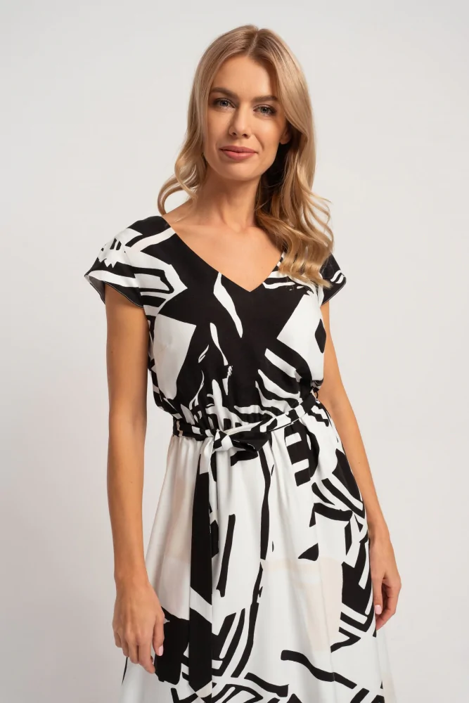 Biała rozkoszowana sukienka midi w czarny print. Dekolt w kształcie v, wiązanie w talii.