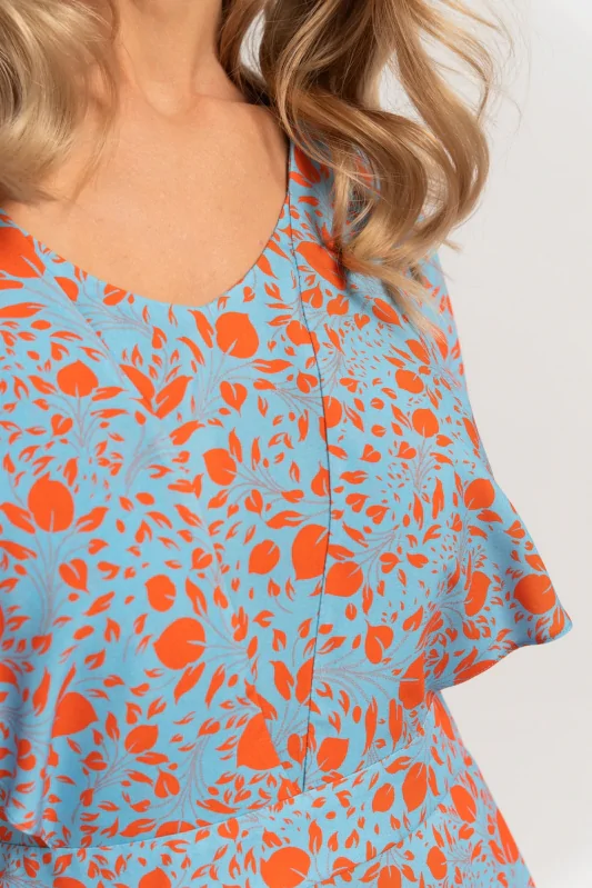 Błękitna sukienka w pomarańczowy wzór, o długości 7/8 ze zwiewnymi rękawkami