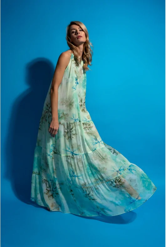 Letnia długa sukienka maxi z odkrytymi ramionami o rozkloszowanym kroju z dekoltem halter, w kolorze miętowym we wzory.