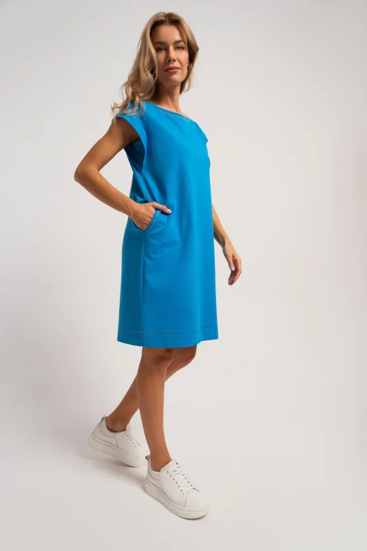 niebieska dzianinowa sukienka dresowa midi z krótkimi rękawami