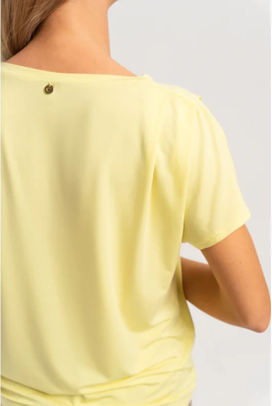 Stylizacja do pracy: żółty tshirt z wiskozy. Krótkie rękawy, luźny krój.