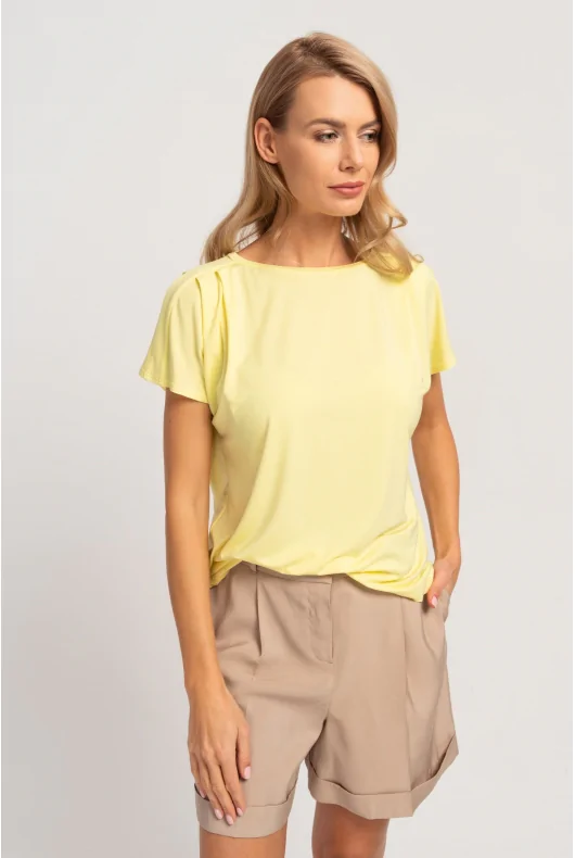 Stylizacja do pracy: żółty tshirt z wiskozy. Krótkie rękawy, luźny krój.
