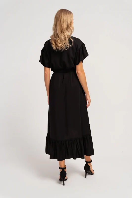 Długa czarna sukienka z wiązaną talią, podkreślająca kobiecą figurę. Elegancka i luźna forma.