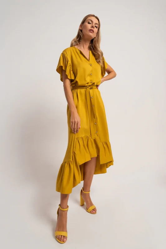 Długa żółta sukienka z wiązaną talią, podkreślająca kobiecą figurę. Elegancka i luźna forma.