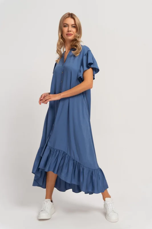 Długa niebieska sukienka z wiązaną talią, podkreślająca kobiecą figurę. Elegancka i luźna forma.