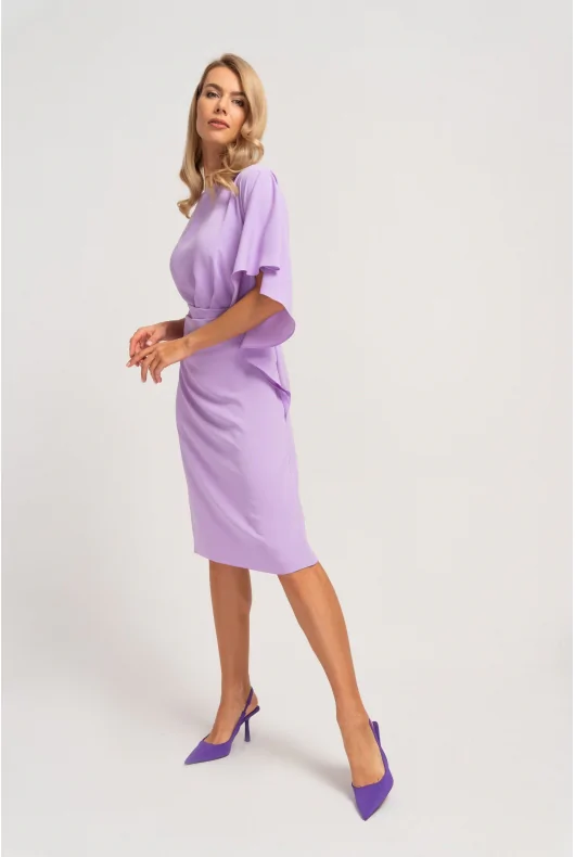 wizytowa sukienka do kolan w kolorze jasnofioletowym, z asymetrycznym rękawem
