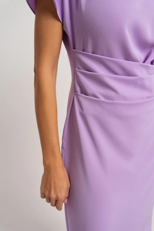 wizytowa sukienka do kolan w kolorze jasnofioletowym, z asymetrycznym rękawem