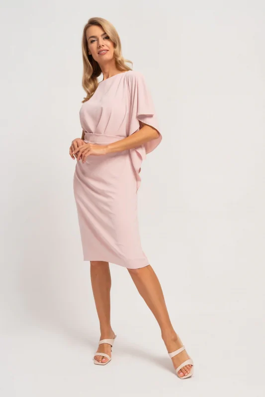 różowa sukienka wizytowa do kolan z asymetrycznym rękawem