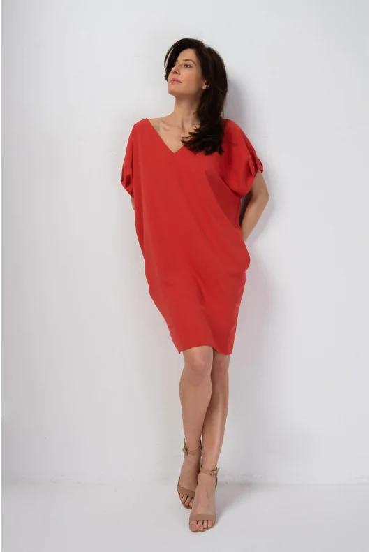 czerwona sukienka oversize z kieszeniami, mini z wycięciem z tyłu
