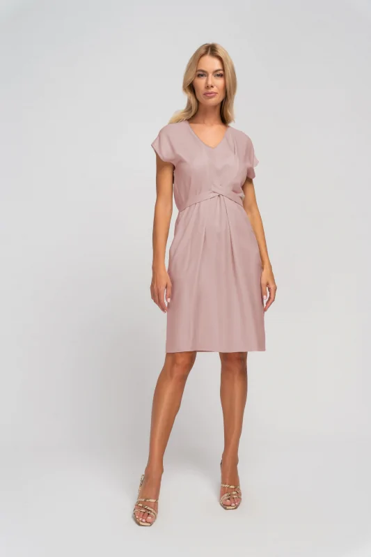 Pudrowa jasno różowa sukienka midi z kieszeniami i wiązaniem w talii
