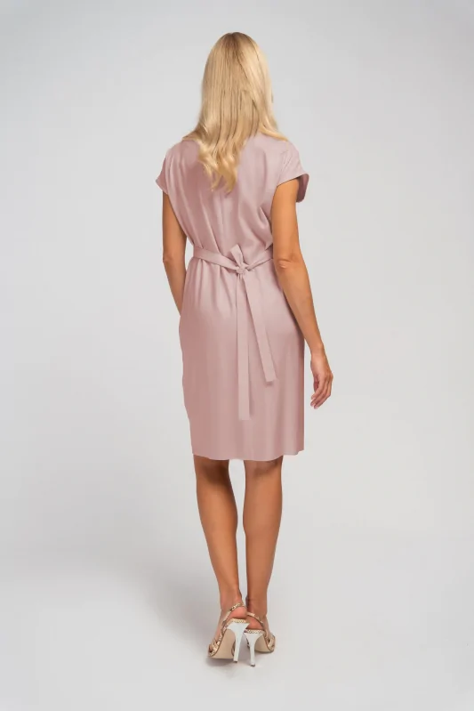 Pudrowa jasno różowa sukienka midi z kieszeniami i wiązaniem w talii