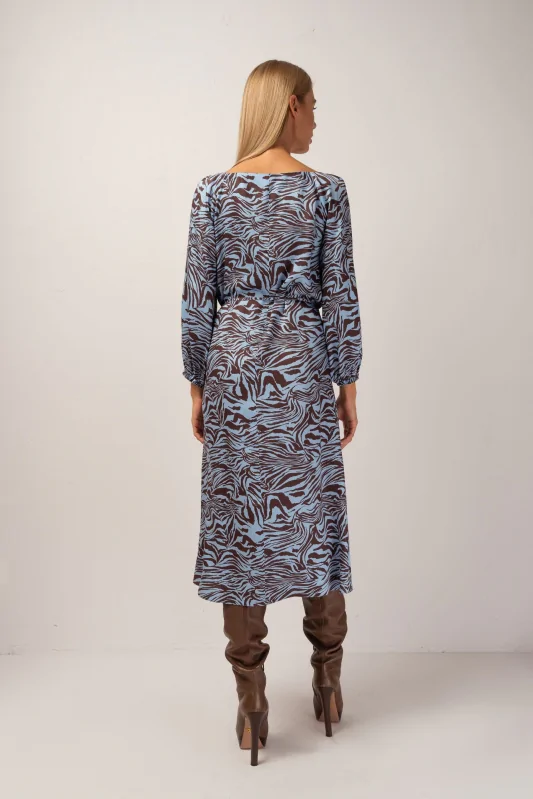 sukienka trapezowa o długości midi  z wiązaniem w pasie, w kolorze błękitnym w brązowy wzór