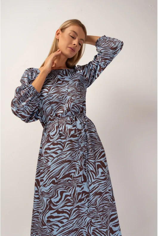 Wiskozowa sukienka z długim rękawem i sznureczkiem w talii, w długości 7/8, wzorzysta w kolorze niebieski z brązowym