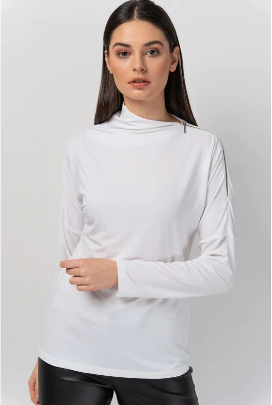 biała bluzka z długim rękawem, krój nietoperzowy z zamkiem na lewym ramieniu, uszyta z mikromodalu