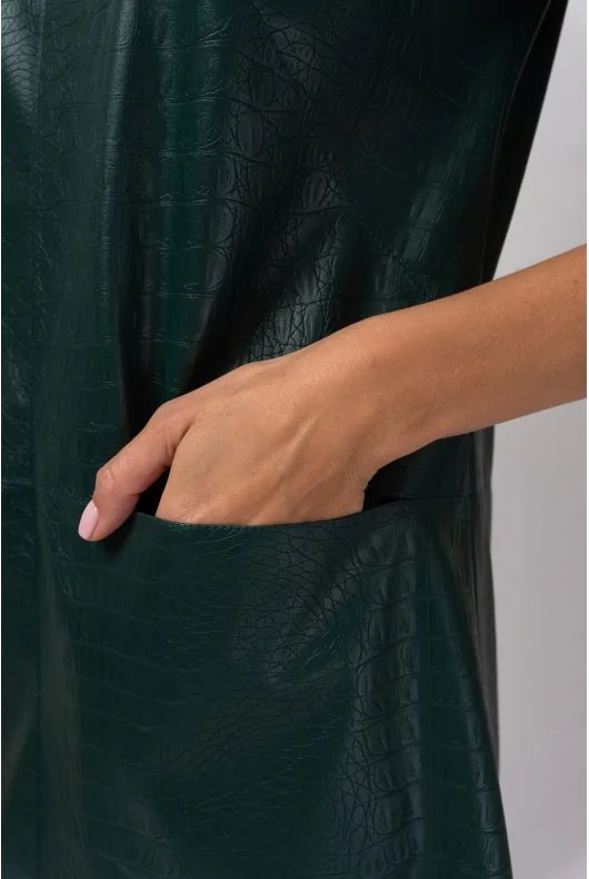ciemnozielona sukienka trapezowa przed kolano ze skóropodobnej tkaniny