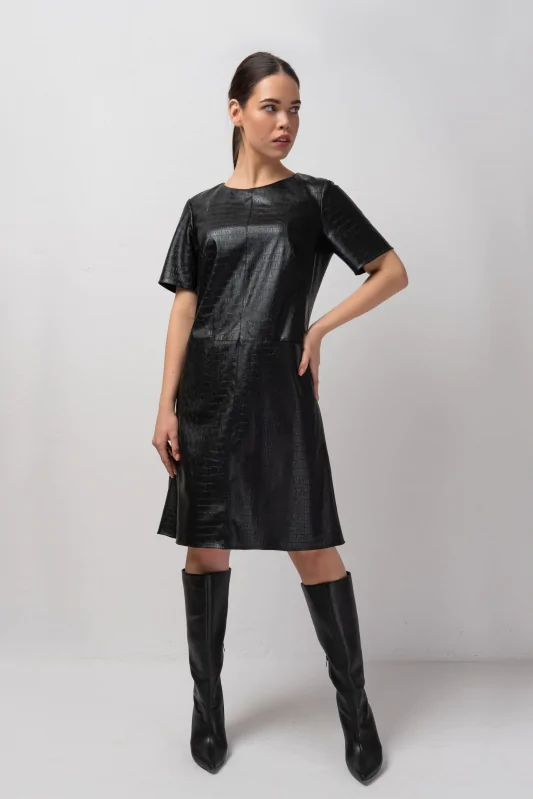 Czarna sukienka trapezowa przed kolano ze skóry ekologicznej