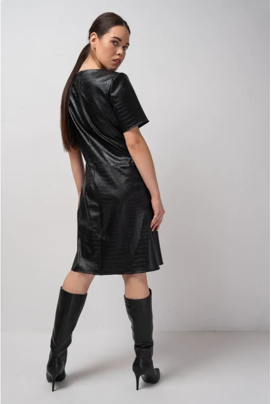 Czarna sukienka trapezowa przed kolano ze skóry ekologicznej