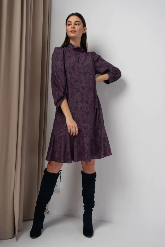 trapezowa sukienka midi ze stójką w kolorze fioletowym