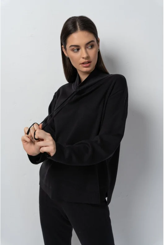 bluza ze swetrowej tkaniny w kolorze czarnym, z niewielkim golfem i sznurkami ściągającymi