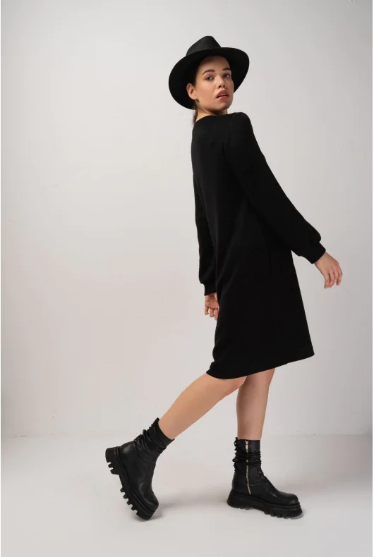 Swetrowa sukienka z domieszką wełny w kolorze czarnym, w kształcie litery A