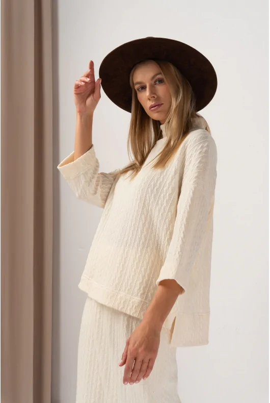sweter oversize z półgolfem, ze strukturalnym wzorem, rękawy 3/4, w kolorze kremowym