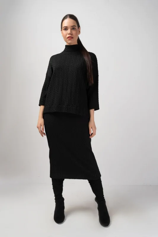 sweter oversize z półgolfem, ze strukturalnym wzorem, rękawy 3/4, w kolorze czarnym