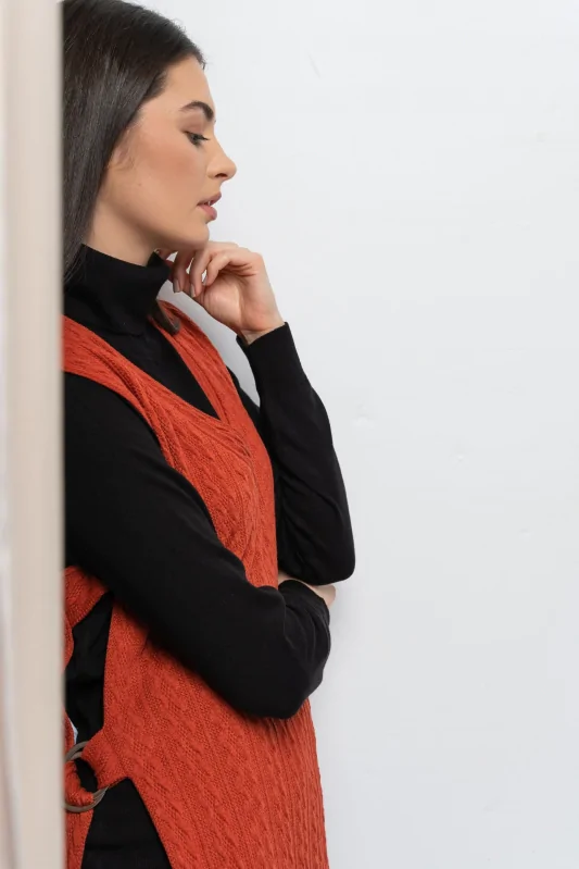 długa swetrowa kamizelka, zakładana przez głowę, z regulacją po bokach, w kolorze czerwonym