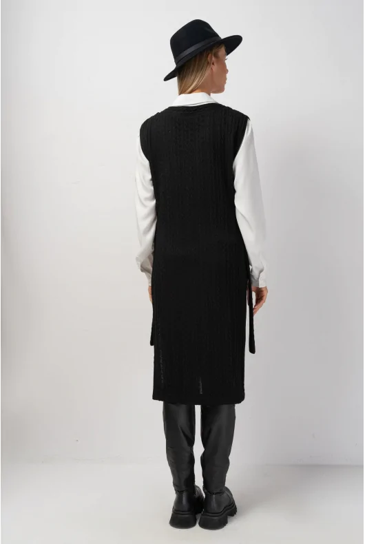 długa swetrowa kamizelka z warkoczowym splotem, w kolorze czarnym