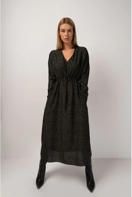długa sukienka maxi rozkloszowana z dekoltem w serek, w kolorze ciemnozielonym w drobny czarny wzór, z wiskozy