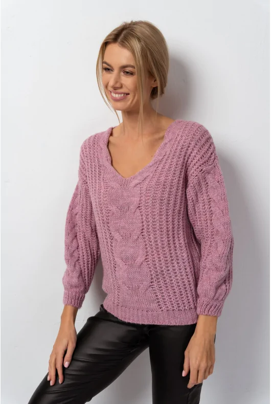 gruby sweter z wełną w kolorze różowym, z ozdobnym plecionym warkoczem