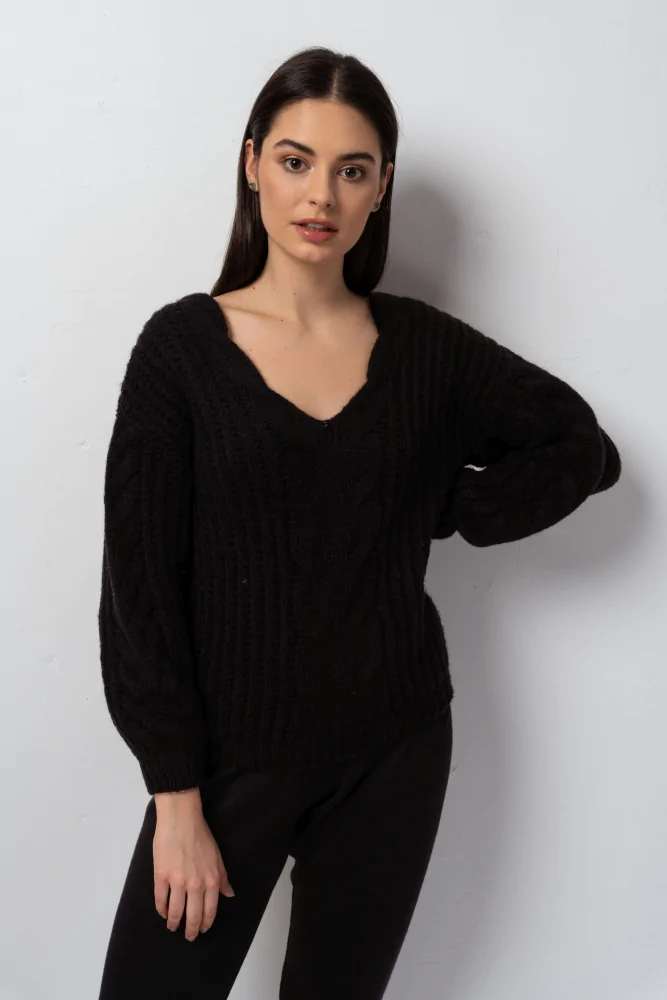 gruby sweter z wełną w kolorze czarnym, z ozdobnym plecionym warkoczem