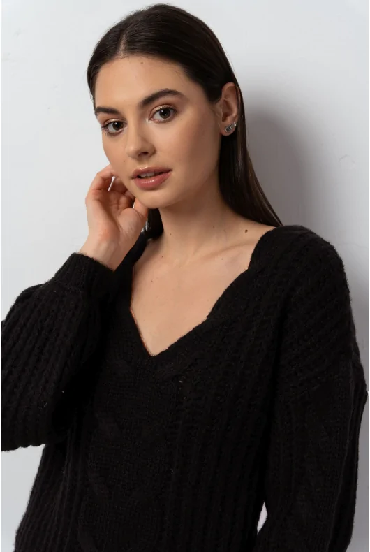 Czarny sweter z warkoczowym splotem