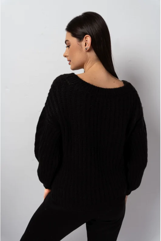 Czarny sweter z warkoczowym splotem