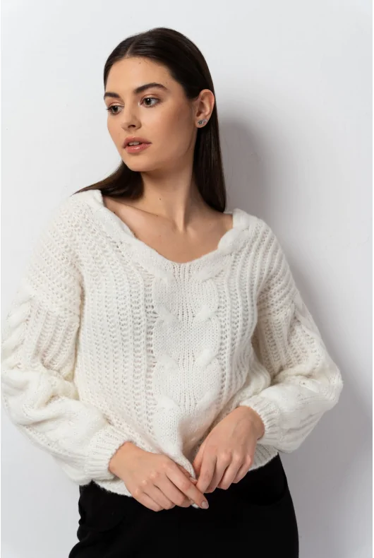 gruby sweter z wełną w kolorze kremowym, z ozdobnym plecionym warkoczem