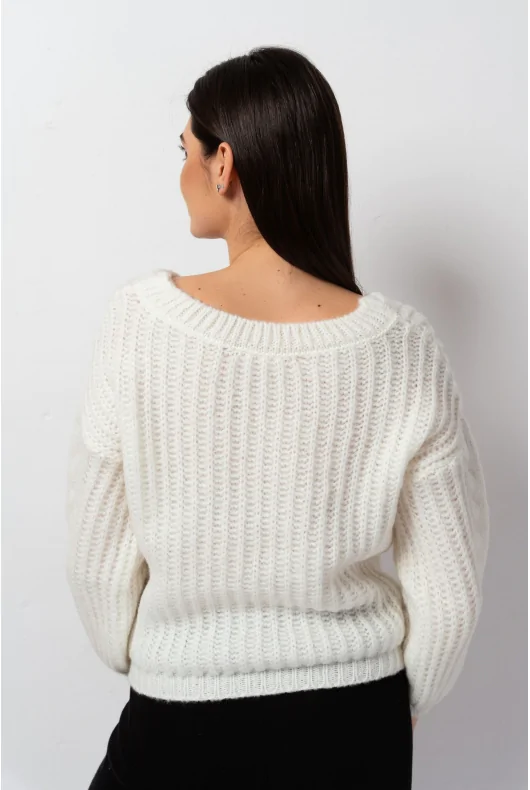 Kremowy sweter z warkoczowym splotem