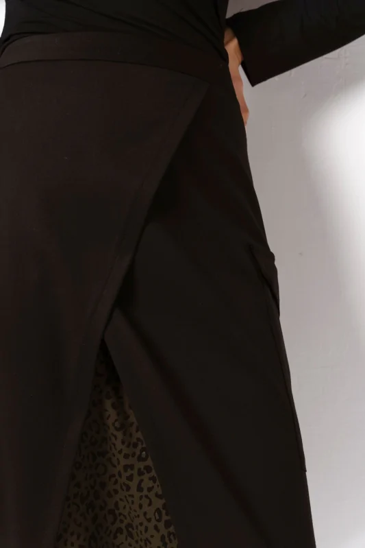 spódnica cargo midi o kopertowym kroju z tkaniną khaki w cętki