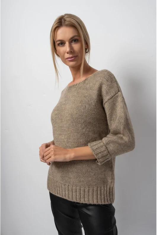 sweter z dodatkiem wełny, z rękawami 7/8 , z półokrągłym dekoltem w kolorze beżowym