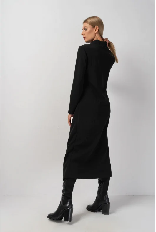 czarna sukienka midi z prążkowanej dzianiny z zakładką na biodrze