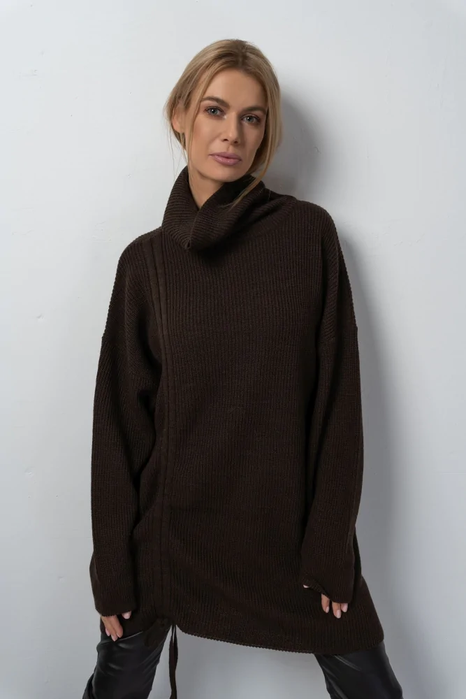 dłuższy sweter oversize, z golfem i wszytym troczkiem do regulacji długości, z dodatkiem wełny alpaka w kolorze brązowym
