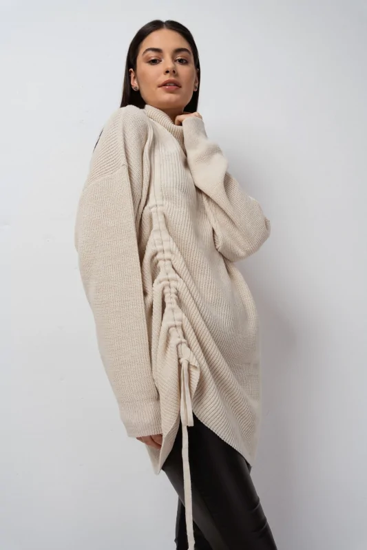 dłuższy sweter oversize, z golfem i wszytym troczkiem do regulacji długości, z dodatkiem wełny alpaka w kolorze kremowym