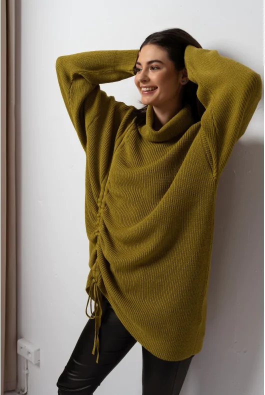 dłuższy sweter oversize, z golfem i wszytym troczkiem do regulacji długości, z dodatkiem wełny alpaka w kolorze zielonym