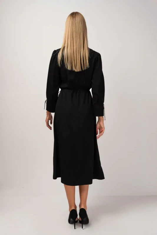 Czarna sukienka midi z wiskozy, z kopertowym dekoltem i długimi rękawami
