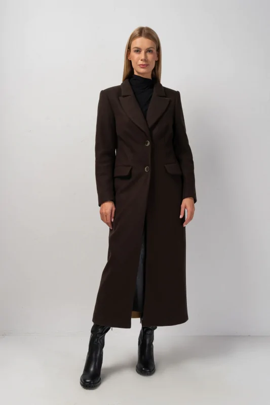 długi klasyczny flauszowy płaszcz w kolorze brązowym