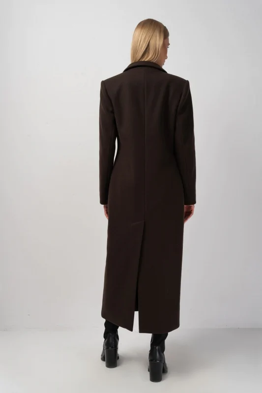 Długi brązowy płaszcz flauszowy o klasycznym kroju